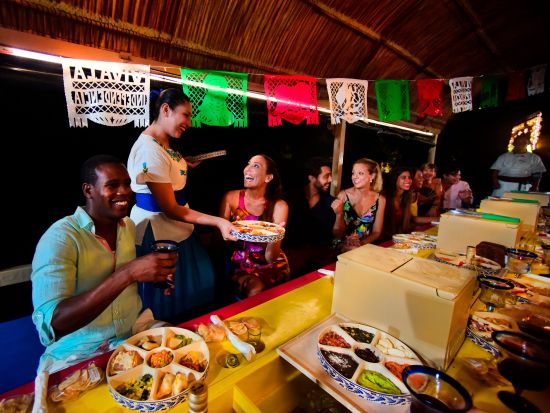 ナイトクルーズツアー カンクン版夜のソチミルコを体験！＜3コースディナー付／テキーラ、ビール飲み放題付／カンクン発＞