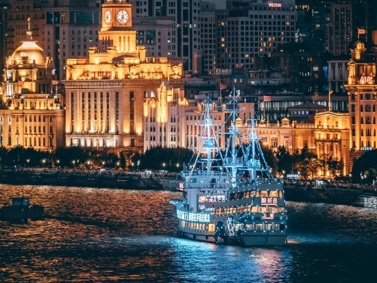 上海蟹を味わう！上海ナイトクルーズ＆「成隆行蟹王府」上海蟹フルコースディナー＜日本語ガイド／夕食付／ホテル送迎＞