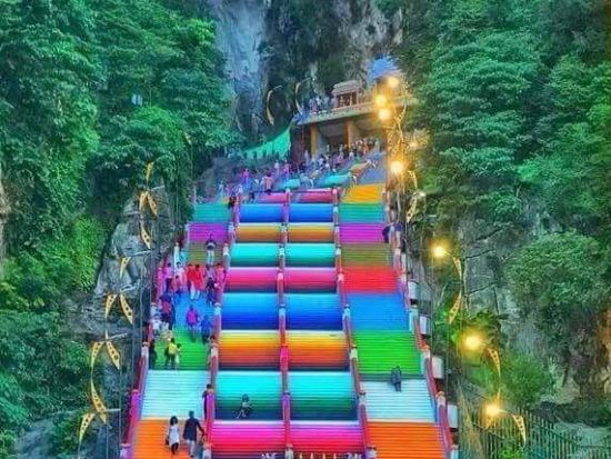 聖地バトゥ洞窟＆ロイヤルセランゴール工場　半日観光ツアー ＜昼食付き／日本語ガイド／クアラルンプール発＞