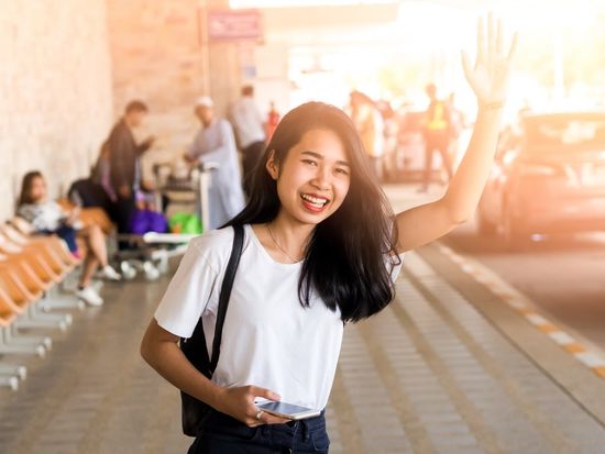 Woman_Airport_Terminal_Transfer