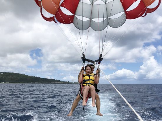 パラセーリング＋イルカウォッチング　大人気アクティビティ2種のセット＜送迎付き／英語インストラクター＞ by SUNNY SIDE UP