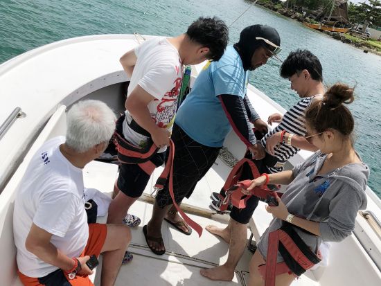 パラセーリング＋イルカウォッチング　大人気アクティビティ2種のセット＜送迎付き／英語インストラクター＞ by SUNNY SIDE UP