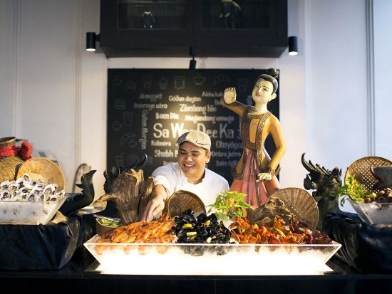 リバーサイドテラス「River Side Terrace」食事券&事前予約　五つ星アナンタラでタイ舞踊鑑賞＜BBQディナービュッフェ＞