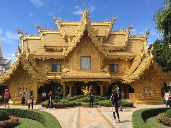 【貸切】チェンライ1日観光ツアー　白亜の寺院＋黄金三角地帯＋メーカチャン温泉足湯体験　カレン族訪問プラン選択可＜昼食／日本語ガイド／チェンマイ発＞