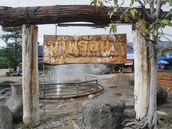 【貸切】チェンライ1日観光ツアー　白亜の寺院＋黄金三角地帯＋メーカチャン温泉足湯体験　カレン族訪問プラン選択可＜昼食／日本語ガイド／チェンマイ発＞