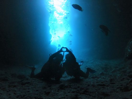 青の洞窟 体験ダイビング　NAUIグッドスクーバセンター賞受賞ショップ！早朝7時30分便あり＜ボート／ガイド貸切／恩納村発＞