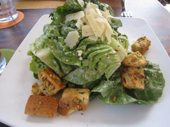 トミー・バハマ　ハワイアンのコースディナーとタンタラスの丘夜景観賞ツアー　都会のオアシス 白砂を敷き詰めたルーフトップラウンジのある開放的なレストラン＜夕食＞