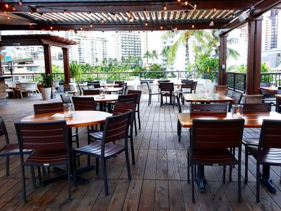 トミー・バハマ　ハワイアンのコースディナーとタンタラスの丘夜景観賞ツアー　都会のオアシス 白砂を敷き詰めたルーフトップラウンジのある開放的なレストラン＜夕食＞