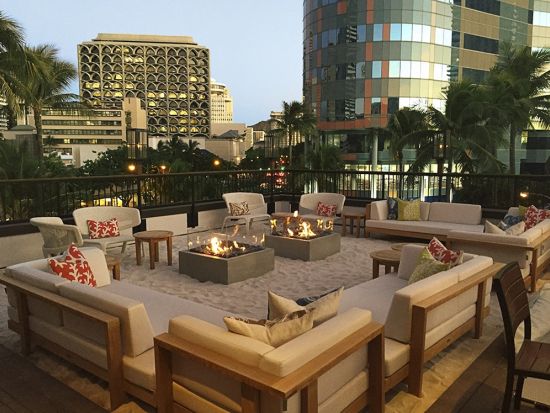 トミー・バハマ　ハワイアンのコースディナーとタンタラスの丘夜景観賞ツアー　都会のオアシス 白砂を敷き詰めたルーフトップラウンジのある開放的なレストラン＜夕食＞