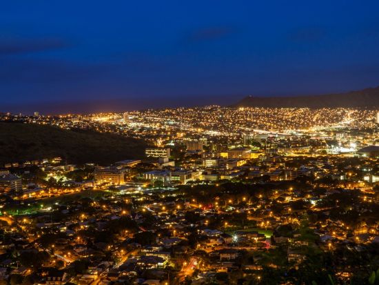 トミー・バハマ　ハワイアンのコースディナーとタンタラスの丘夜景観賞ツアー　都会のオアシス 白砂を敷き詰めたルーフトップラウンジのある開放的なレストラン＜夕食＞