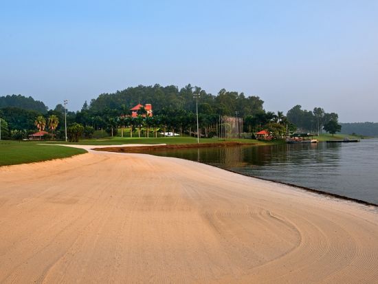 【ハノイ発ゴルフ】キングス・アイランドゴルフ場　レイクサイドコース  ＜送迎付き／日本語ガイド＞