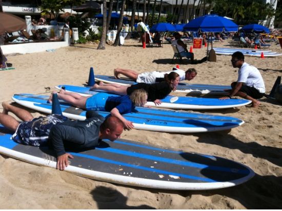 ワイキキビーチ　サーフィンレッスン ＜1時間／グレーズビーチ＞