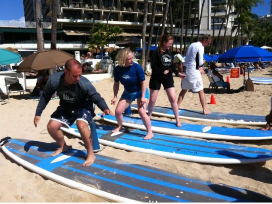 ワイキキビーチ　サーフィンレッスン ＜1時間／グレーズビーチ＞