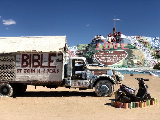 サルベーションマウンテン＆ジョシュアツリー国立公園　日帰り観光ツアー ＜日本語ガイド＞ 