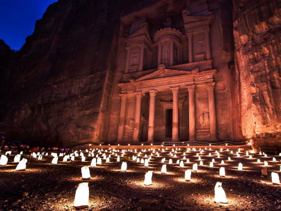【ペトラ発】神秘的な夜の遺跡 ペトラ・バイ・ナイト入場券＜往復送迎付き／ペトラ発着／ガイドなし＞
