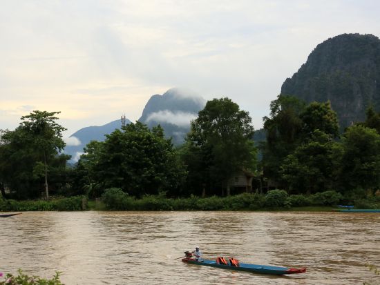ラオスの秘境＆絶景を巡るバンビエン1泊2日ツアー！ 大自然の名所を2日かけて堪能しつくします ＜宿泊／日本語ガイド／交通費＆宿泊＆食事付／ビエンチャン発＞