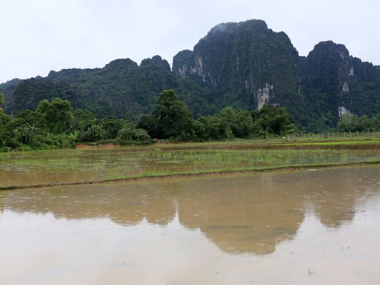 ラオスの秘境＆絶景を巡るバンビエン1泊2日ツアー！ 大自然の名所を2日かけて堪能しつくします ＜宿泊／日本語ガイド／交通費＆宿泊＆食事付／ビエンチャン発＞