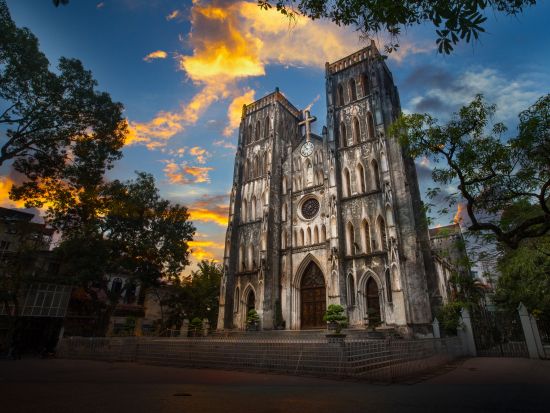 ハノイ贅沢ナイトツアー　シクロに乗ってオペラハウス＋ハノイ大聖堂観光　ルーフトップバー「The Summit」で夜景鑑賞＆乾杯付き！＜往復送迎付／日本語ガイド＞