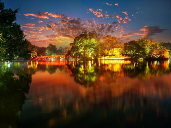 ハノイ贅沢ナイトツアー　シクロに乗ってオペラハウス＋ハノイ大聖堂観光　ルーフトップバー「The Summit」で夜景鑑賞＆乾杯付き！＜往復送迎付／日本語ガイド＞