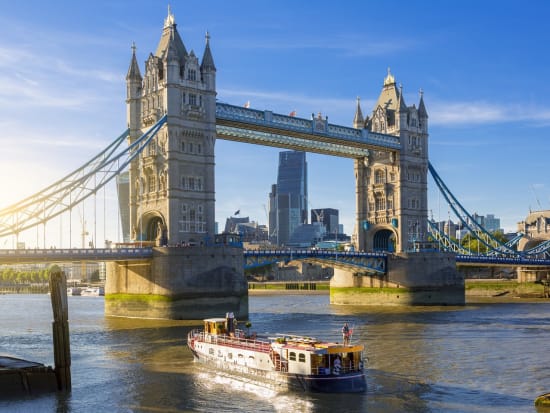 UK_London_Tower Bridge_boat