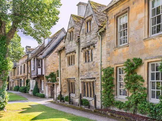 UK_England_Cotswolds_Burford_shutterstock_209880934