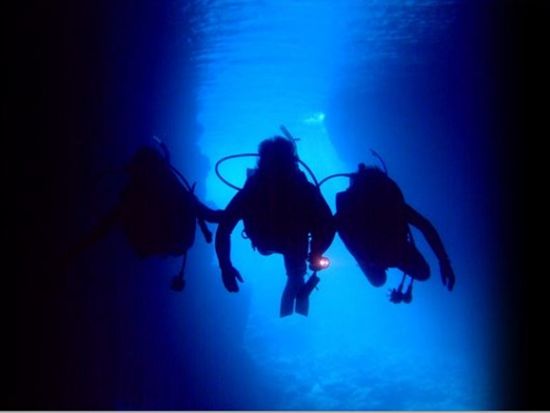 青の洞窟 体験ダイビング　潜れなかったら全額返金！パラセーリングセットあり＜ビーチ／1ダイブ／ガイド貸切／恩納村発＞