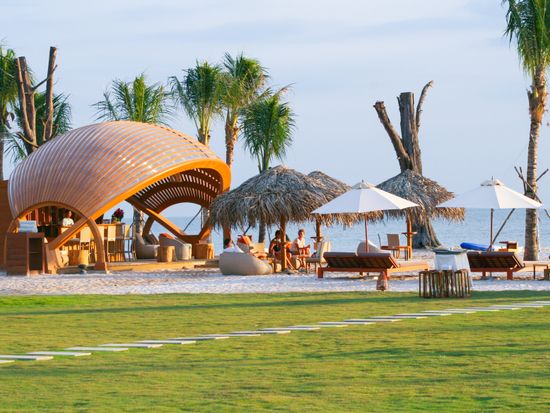 Fusion-resort-phu-quoc-beach-bar-01-crop