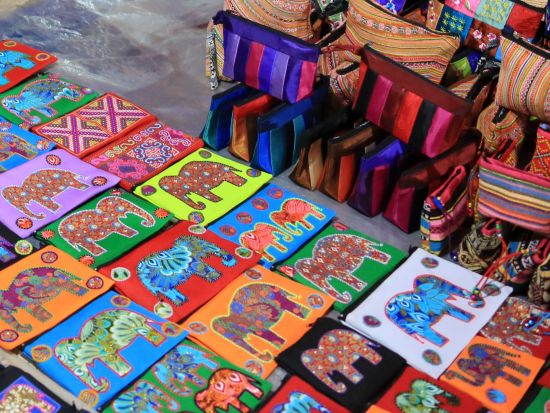 ハノイ発 世界遺産の街ルアンパバーン 1泊2日ツアー 托鉢体験＋パクオー洞窟観光＜選べる3～5つ星ホテル宿泊／航空券付／食事付＞