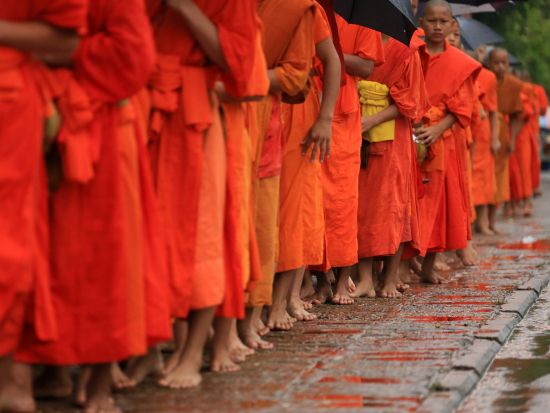 ハノイ発 世界遺産の街ルアンパバーン 1泊2日ツアー 托鉢体験＋パクオー洞窟観光＜選べる3～5つ星ホテル宿泊／航空券付／食事付＞