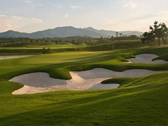 【ハノイ発ゴルフ】スカイレイクリゾート＆ゴルフクラブ 送迎付パッケージ＜往復送迎／日本語ガイド＞