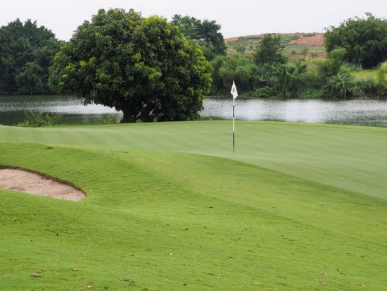 【ハノイ発ゴルフ】スカイレイクリゾート＆ゴルフクラブ 送迎付パッケージ＜往復送迎／日本語ガイド＞