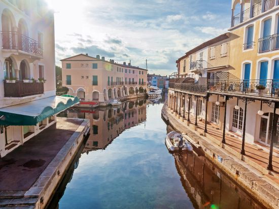 サン・トロペ＋ポート・グリモー 終日ツアー　セレブ御用達ビーチでたっぷり2時間の自由行動＜英語／ニース発＞