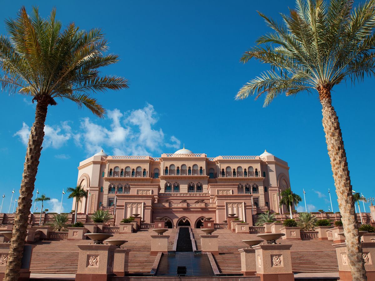 Abu_Dhabi_Emirates_Palace_shutterstock_221891764