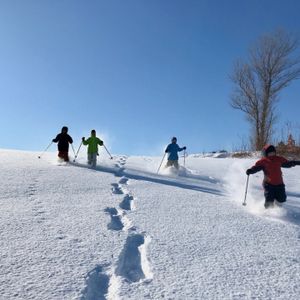 大雪原の丘スノーシュー＆温泉ツアー このツアーだけ入れる北海道長沼町大雪原の丘へ！ながぬま温泉入浴とランチ付き♪＜12～3月／札幌中心部・新千歳空港送迎付＞