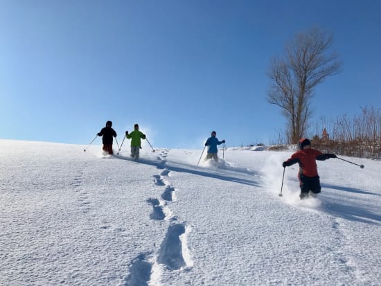 【スノーシューツアー】 このツアーだけ入れる北海道長沼町「大雪原の丘」スノーシュー体験＆温泉・ランチ付ツアー＜12～3月／札幌中心部・新千歳空港送迎付／長沼町＞