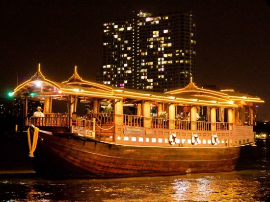 バーンカニタ号ディナークルーズ 一流レストランの豪華クルーズ プレミアムなサービスで最高の夜を＜指定ホテル送迎／タイ料理コース＞