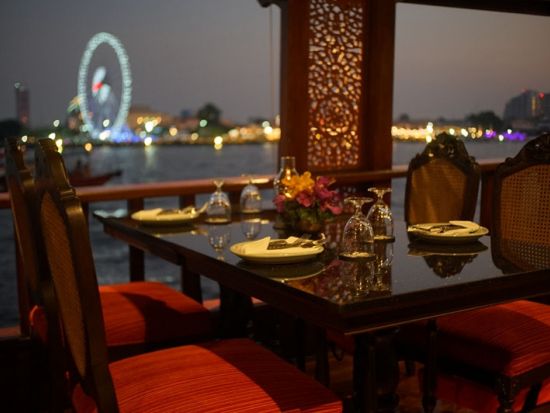 バーンカニタ号ディナークルーズ 一流レストランの豪華クルーズ プレミアムなサービスで最高の夜を＜指定ホテル送迎／タイ料理コース＞