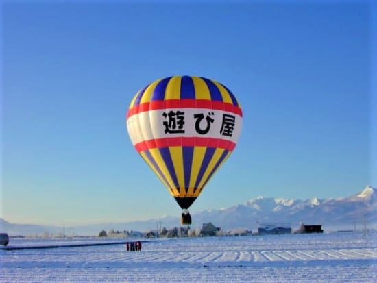 熱気球フリーフライト ふわりと浮き上がる熱気球で白銀の世界を一望！十勝岳連峰＋富良野盆地を空中散歩＜12～3月／富良野市内送迎可／富良野市＞