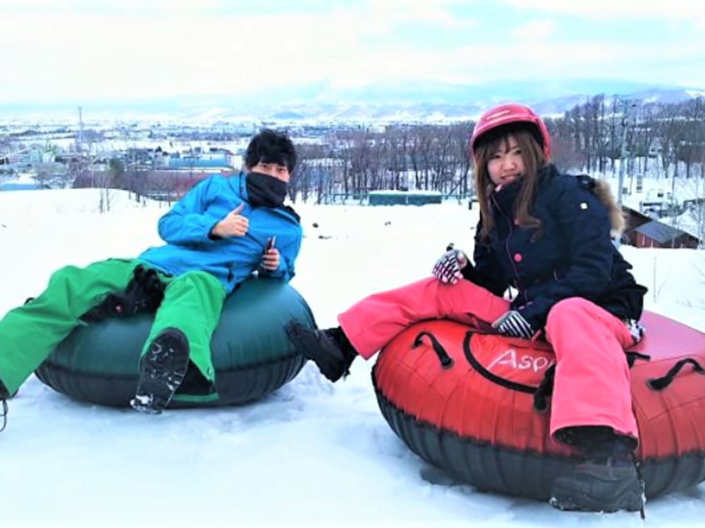 富良野スノーチュービング 1日遊び放題プラン 雪の上を爽快に滑ろう！3歳以上のお子様から大人まで参加可能＜12～3月／富良野市＞byレジャーガイド遊び屋  | 富良野・美瑛・旭川の観光&遊び・体験・レジャー専門予約サイト VELTRA(ベルトラ)