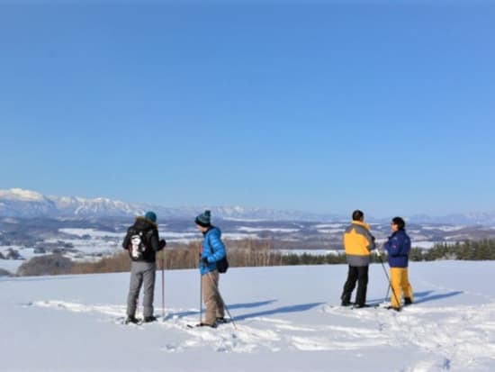 富良野 スノーシュートレッキング 自然のままの新雪の上を楽しく歩こう！選べる午前・午後発 ＜12～3月／富良野市＞byレジャーガイド遊び屋