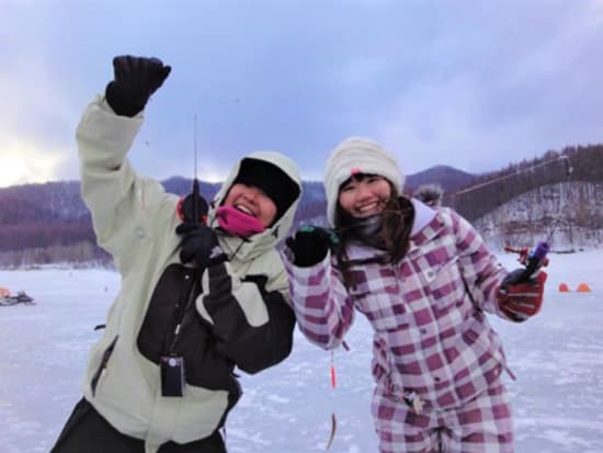 かなやま湖ワカサギ釣り 釣れたワカサギは調理OK！脂が乗った冬のワカサギは最高！＜1～3月／午前or午後／富良野＞byレジャーガイド遊び屋