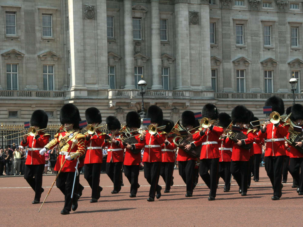 UK_London_Buckingham_Palace_Guard_shutterstock_35826592