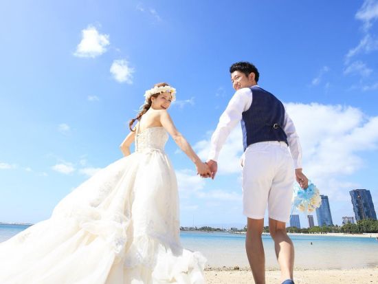 ハワイ　ロケーションフォト　日本語の撮影アテンド同行で安心！定番のビーチやカピオラニパーク、教会など豊富なロケーションから選択可能（撮影・衣装・メイク）