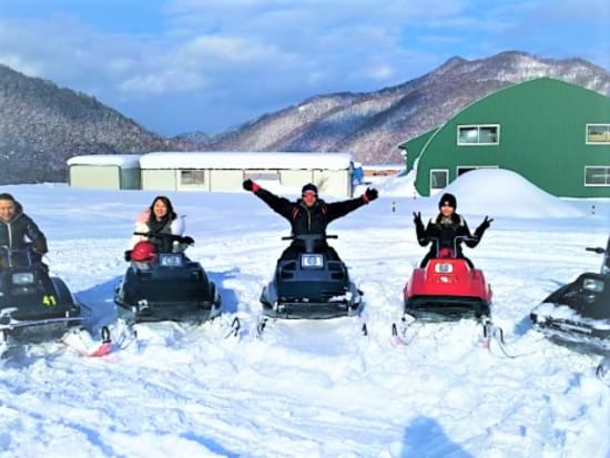 スノーモービル 30kmコース  最大340ccまで申込OK 林道＋山岳＋雪原の銀世界を爽快に走ろう！＜12～3月／2名から参加可／富良野市内送迎可／富良野市＞