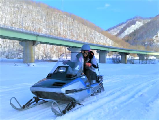 スノーモービル 30kmコース  最大340ccまで申込OK 林道＋山岳＋雪原の銀世界を爽快に走ろう！＜12～3月／2名から参加可／富良野市内送迎可／富良野市＞