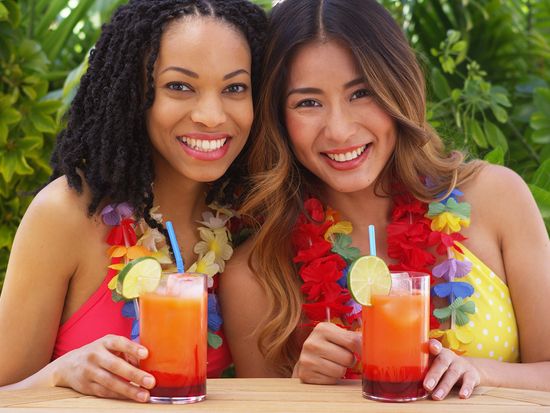 luau_friends_drinks