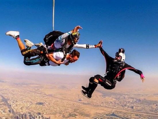 ドバイ 砂漠の上のスカイダイビング 高度4000mからダイブ☆写真＆ビデオ撮影サービス付き！＜10～6月／往復送迎付プランあり＞