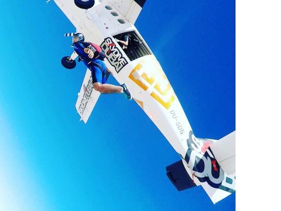 ドバイ 砂漠の上のスカイダイビング 高度4000mからダイブ☆写真＆ビデオ撮影サービス付き！＜10～6月／往復送迎付プランあり＞