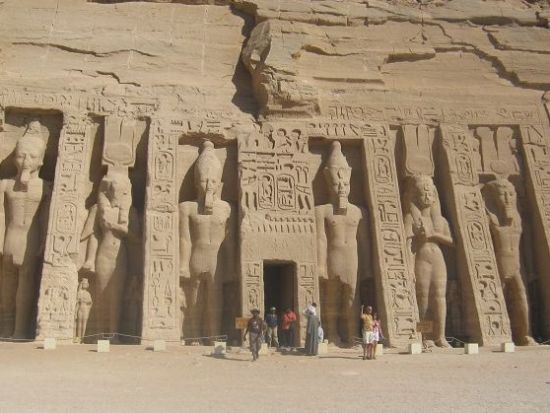世界遺産アブシンベル神殿日帰りツアー　神殿専属の英語ガイドがご案内＜英語／送迎付／アスワン発＞