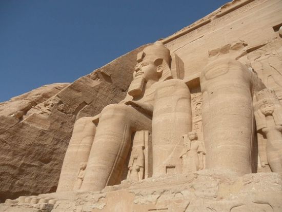 世界遺産アブシンベル神殿日帰りツアー　神殿専属の英語ガイドがご案内＜英語／送迎付／アスワン発＞